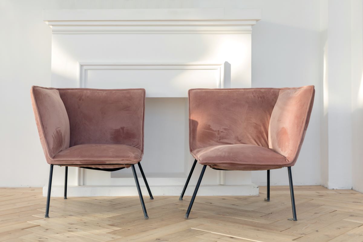 Klasyczny urok – krzesła welurowe w stylu vintage
