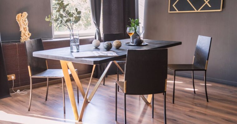 Rozkładany stół kuchenny – centrum rodzinnych spotkań